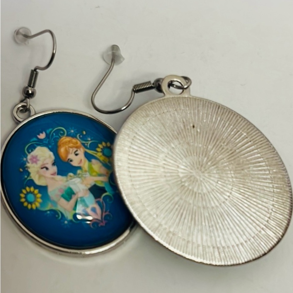 Frozen Hug Earrings Elsa and Anna NEW!